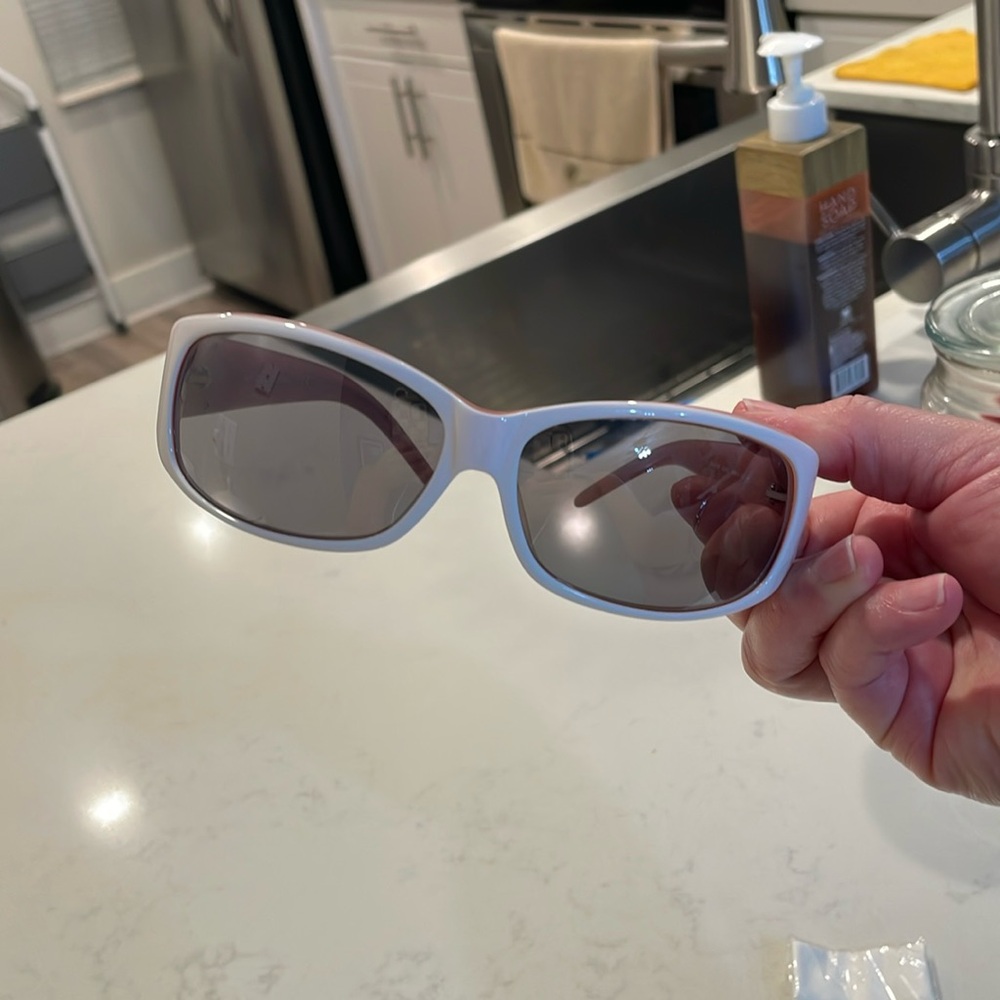 D&G White and Pink Women's Sunglasses - Picture 10 of 16
